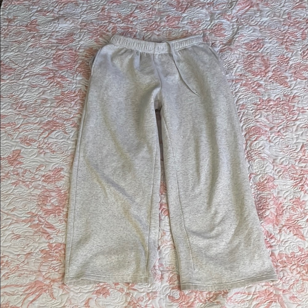 grey sweatpants